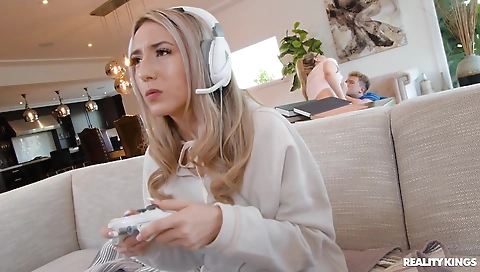 Sluttyia loves her boyfriend's ass