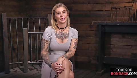 Sexy young bellinaton shows off her feet